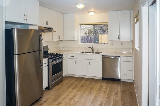 Building Photo - Detached home centrally located in Linda V...