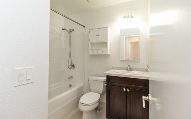 Building Photo - Beautiful 3+ bedroom Encinitas Townhouse!