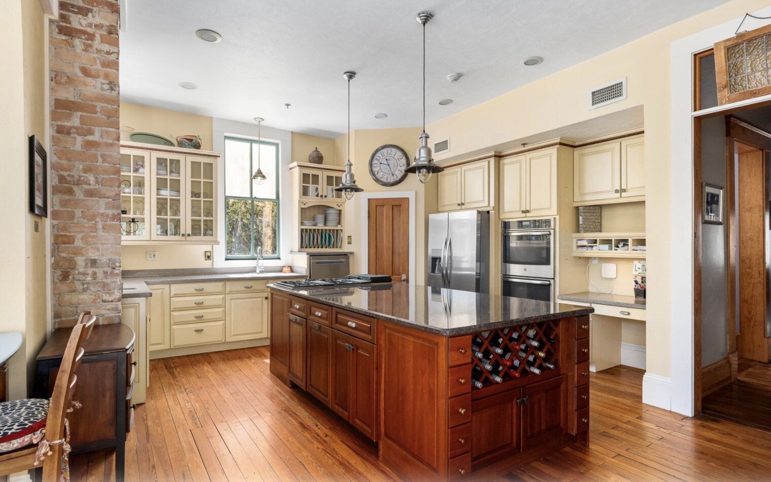 Building Photo - 221 SE 7th St