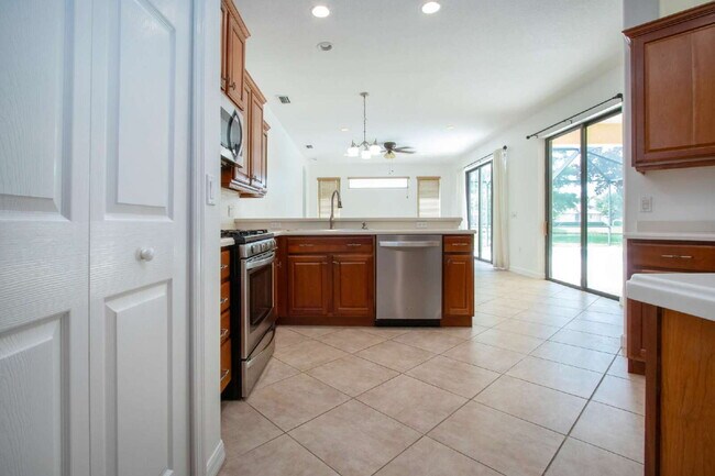 Building Photo - Luxurious Lakefront Living: Spacious 4-Bedroom Home with Pool and Guest Suite in Lakewood Ranch