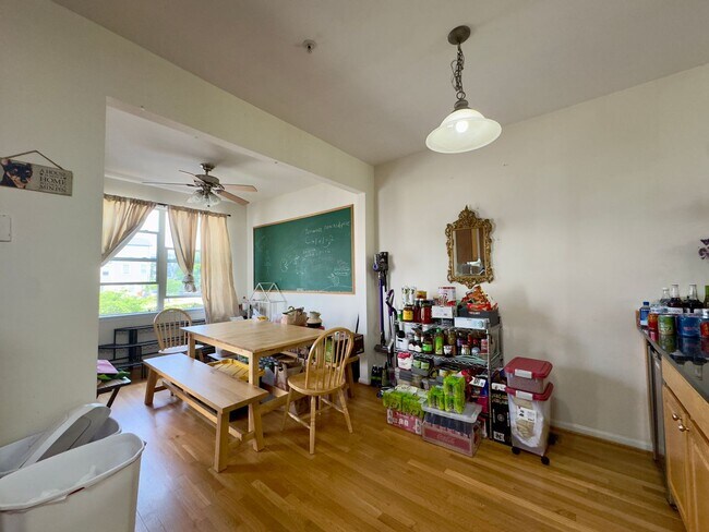 Building Photo - Modern 3-Bedroom Townhome with Stylish Fea...