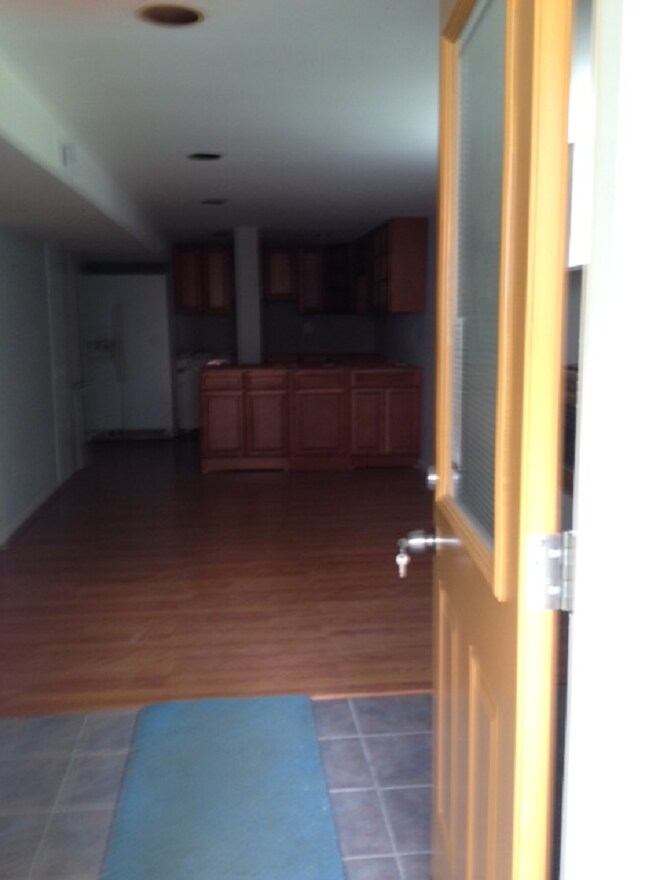Foyers - 3905 Brenda Ln