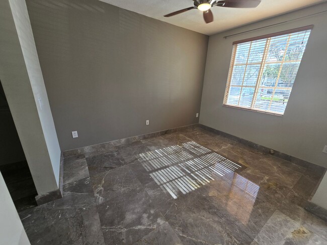 Building Photo - SPACIOUS 1 BEDROOM UNIT IS IN A HIGHLY SOU...