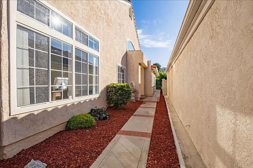 Building Photo - 1742 Hermosita Dr