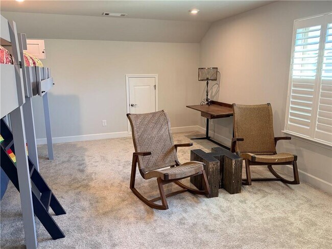 Building Photo - 5687 Villa Crest Dr