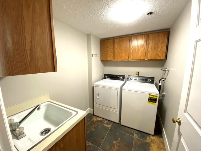 Building Photo - 2 Bed 2 Bath Condo in Bench Tower Condomin...