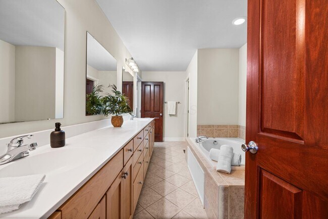 Building Photo - 975 N 6th St