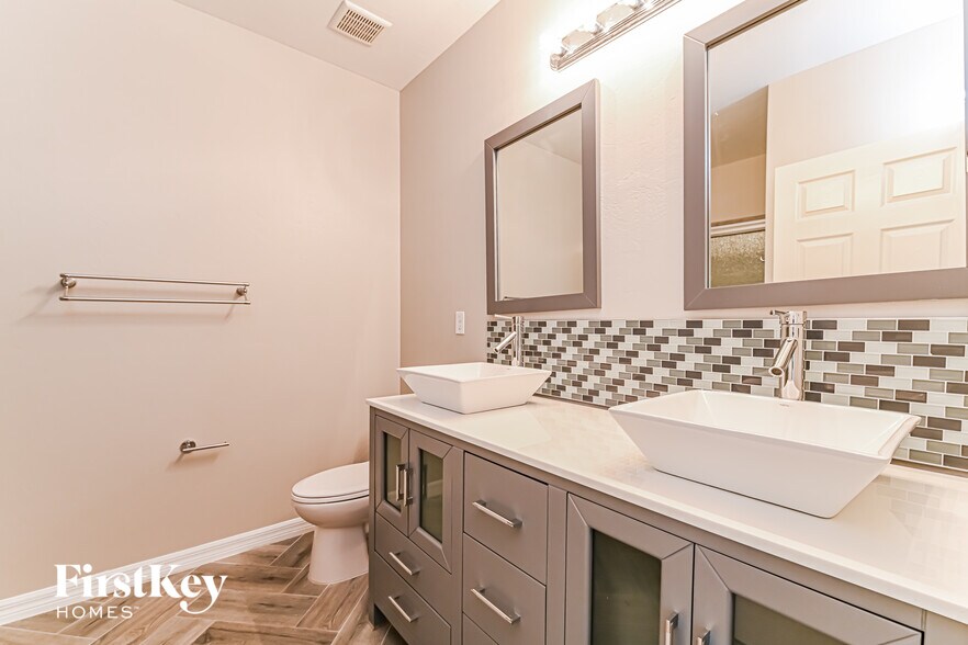 Building Photo - 1716 SW 1st Ave