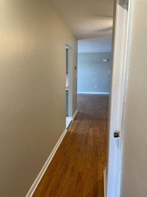 Building Photo - 915 Country Club Dr