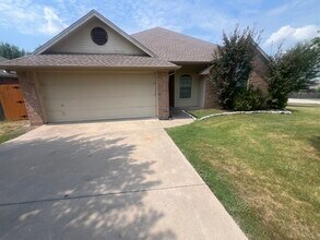 Building Photo - Meander Estates! Large corner lot 3/2/2 Co...
