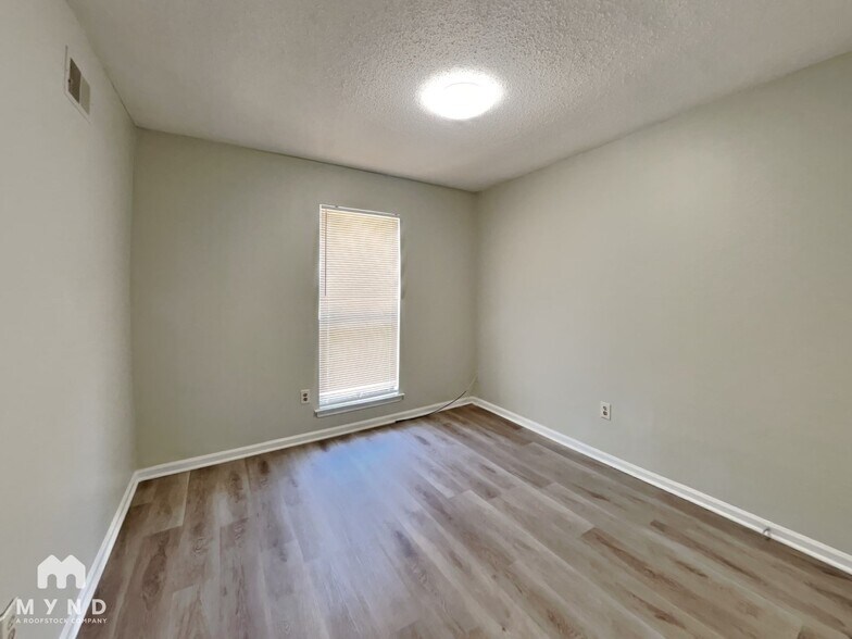 Building Photo - 2139 Oldfield Dr