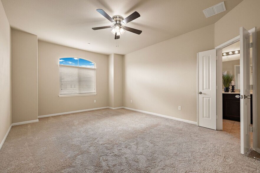 Building Photo - 2880 Donnell Dr