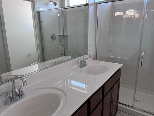 Building Photo - TOWN HOME WITH COMMUNITY POOL , GATED COMMUNITY in GILBERT!
