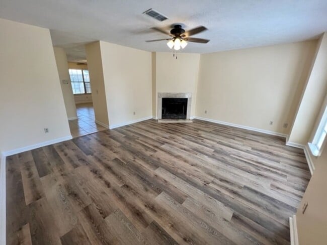 Building Photo - 2 Bed/1.5 Bath Towhome on Cul-De-Sac, *Backyard Privacy Fence*