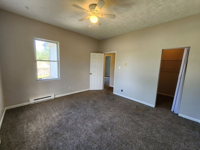 Building Photo - Spacious 3-Bedroom, 2-Bathroom Home AVAILA...