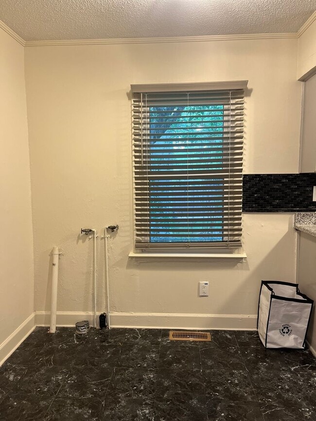Building Photo - Beautiful Ranch Home In Central Raleigh, A...