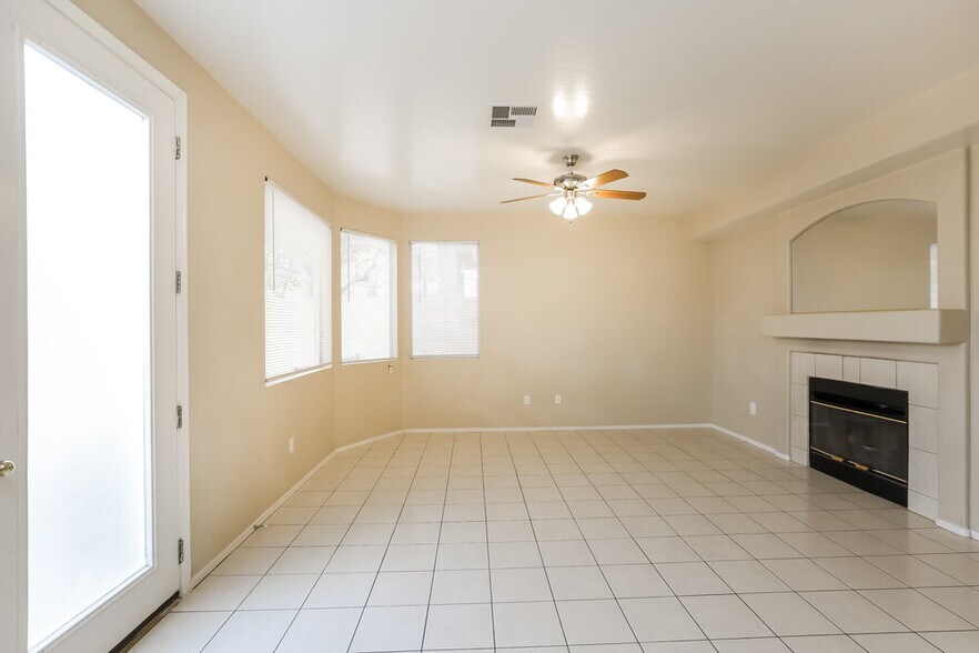 Building Photo - 1316 E Thunderhill Pl