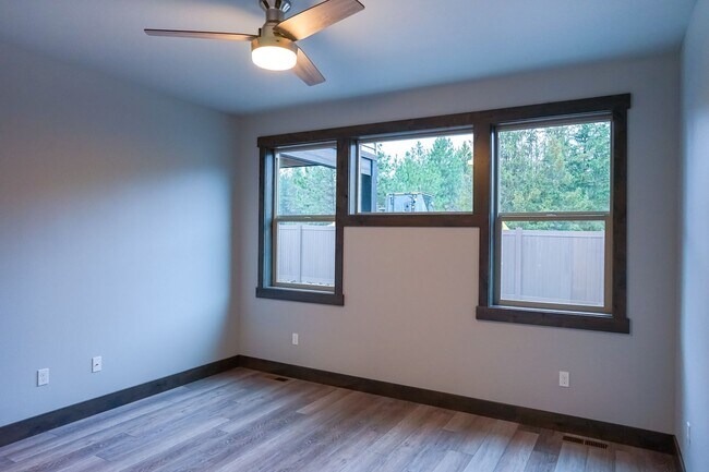 Building Photo - 14066 Rainier Loop