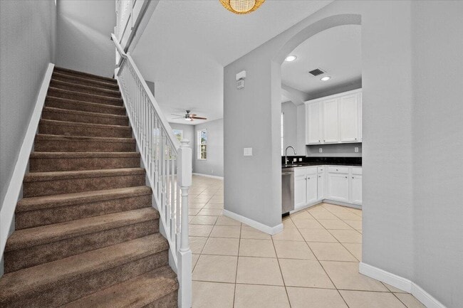 Building Photo - 647 Castle Dr