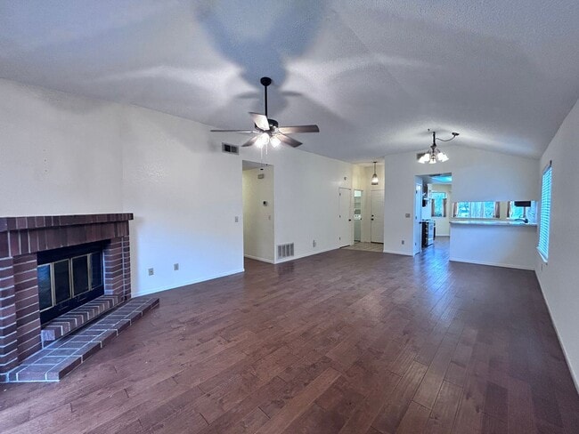 Building Photo - 1/3 OFF ONE MONTH RENT IF APPROVED AND MOVED IN BY 12/15