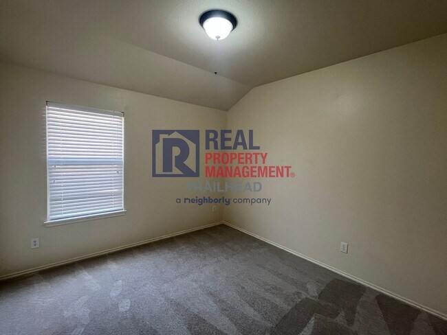 Building Photo - Spacious Single Story Home in a Great Loca...
