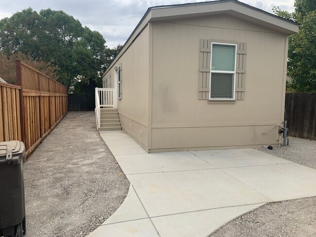 Building Photo - Terrific ADU home with private yard!