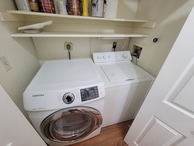 Building Photo - Fabulous Remodeled 2 bedroom , 2 bath Remo...