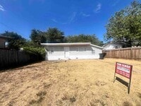 Building Photo - 2006 Bell St