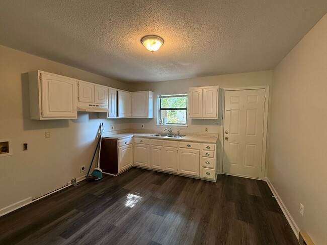 Building Photo - Two bedroom, 1 bath house in Burlington