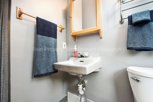 Building Photo - 320 Greenfield Ave