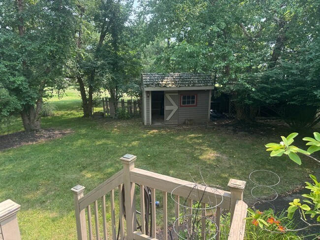 Building Photo - 102 Ravenwood Pl