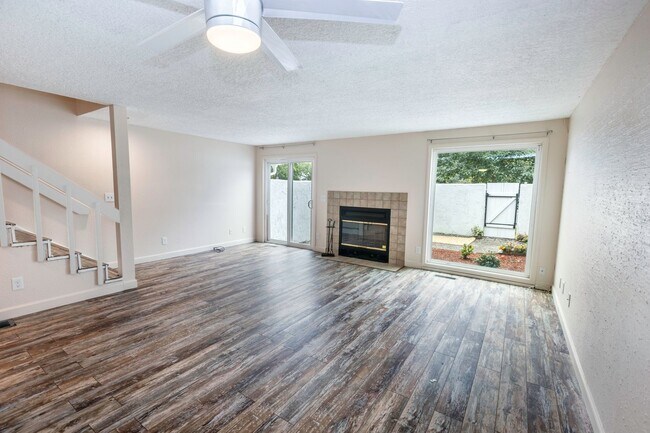 Building Photo - 1-MONTH FREE SPECIAL! Inviting 2-Bedroom, 2.5 Bathroom Home in Gresham