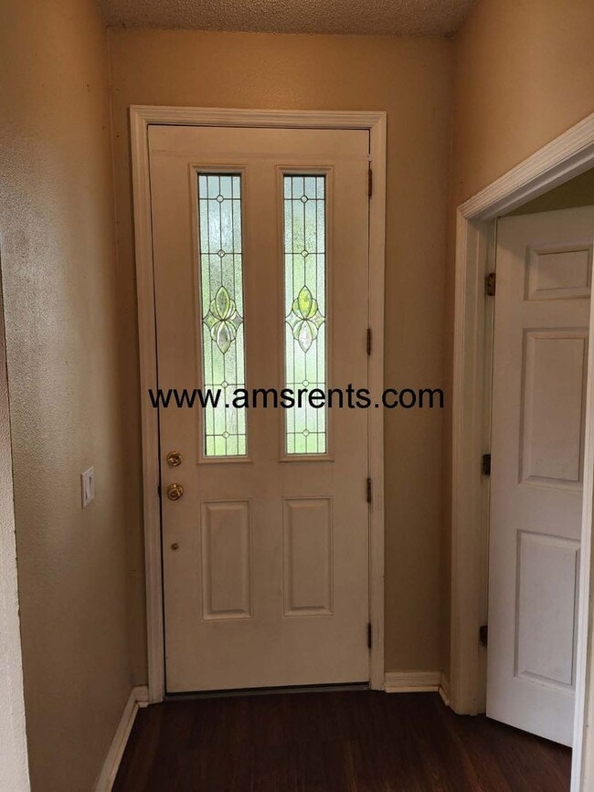 Building Photo - Delightful 3 bedroom 2.5 bath House