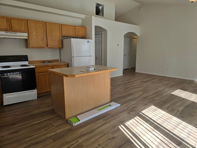 Building Photo - Spacious 4 bedroom home