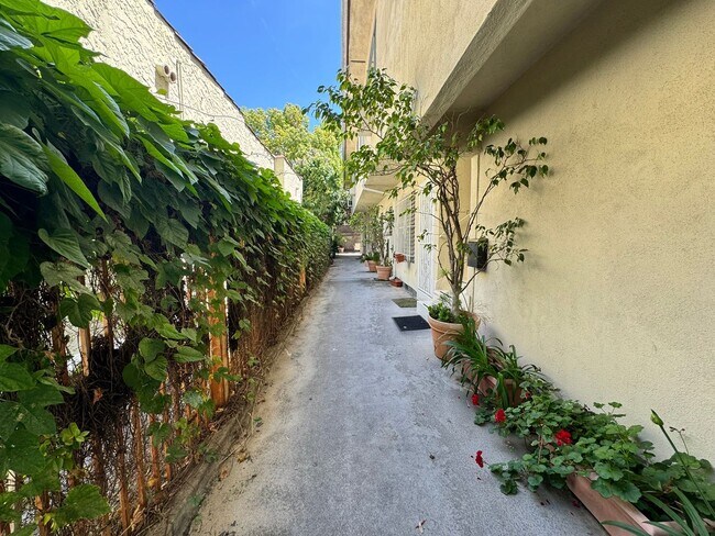 Building Photo - Flores