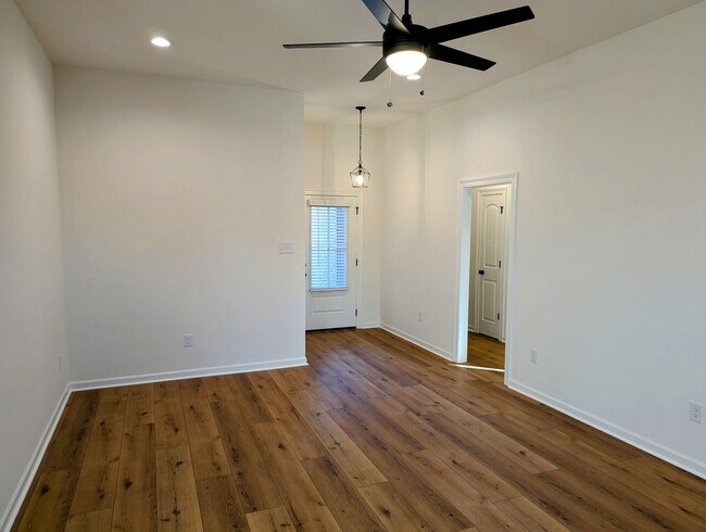 Building Photo - Welcome to Metairie Place!