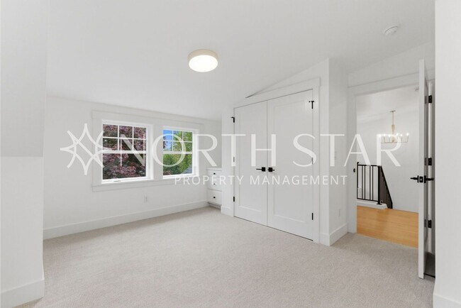 Building Photo - 592 9th St