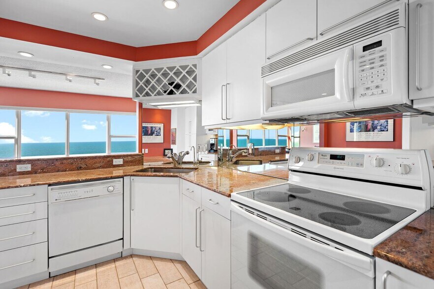 Building Photo - 601 Longboat Club Rd