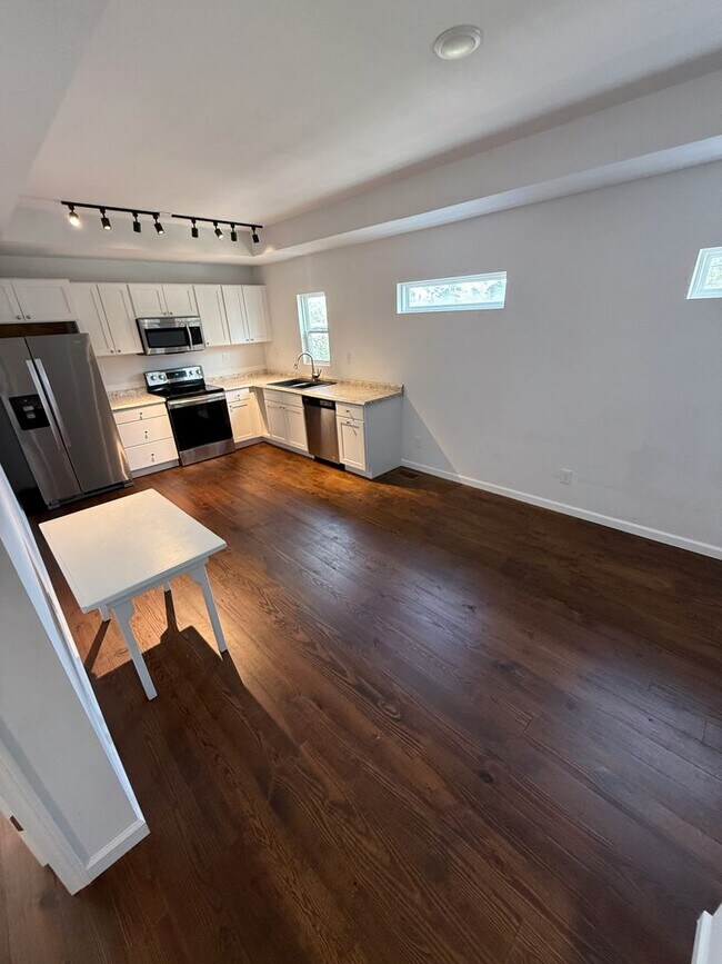 Building Photo - Spring Special! ONE MONTH FREE RENT! Moder...