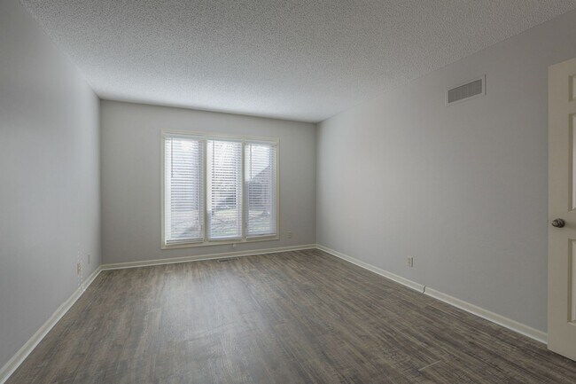 Building Photo - {11409} Updated Duplex in Fantastic Location + Two Car Garage + Main Level Master + Covered Deck