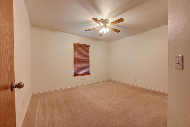 Building Photo - Amazing 4BD/3BTH home with a 3 car garage ...