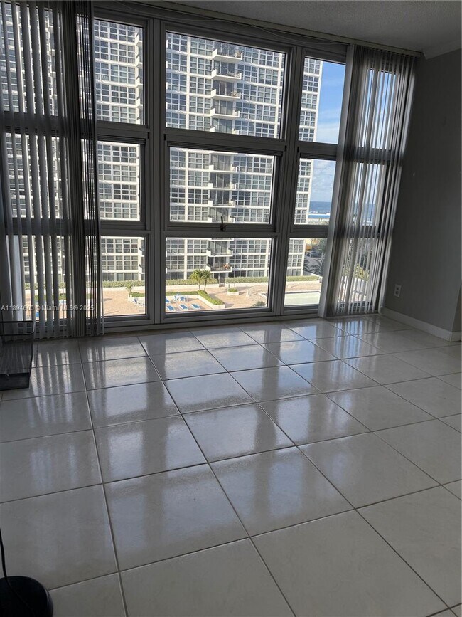 Building Photo - 525 N Ocean Blvd