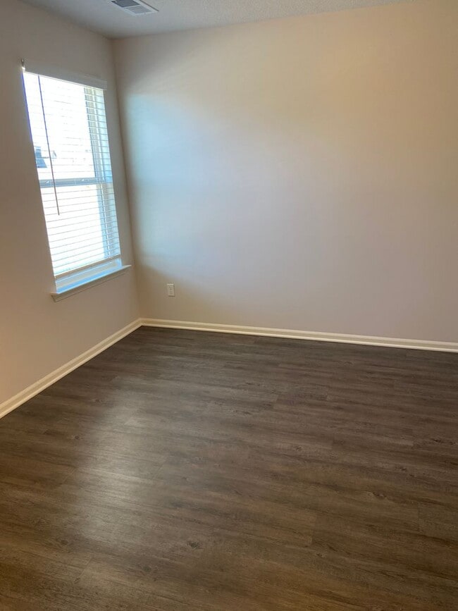 Building Photo - Now Preleasing! Comfortable Three Bedroom | Two and a Half Bath Home in Oak Woods