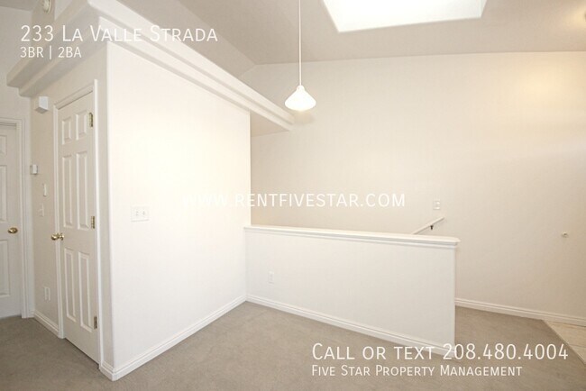 Building Photo - 233 La Valle Strada Ln