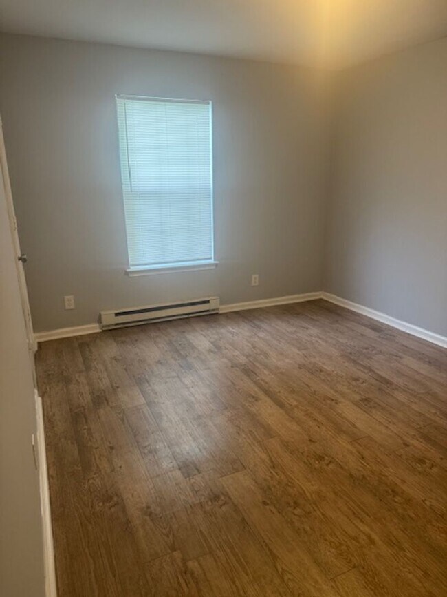 Building Photo - Three Bedroom Apartment in Norfolk