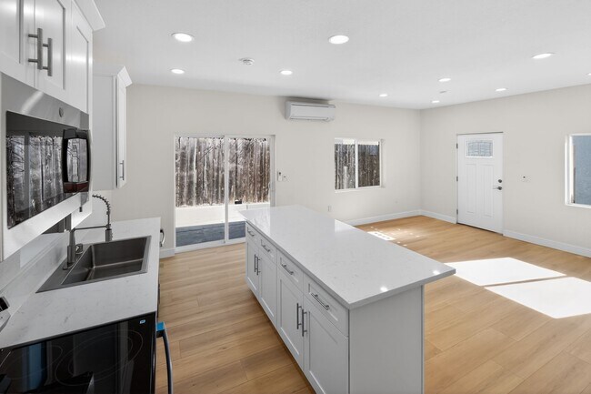 Building Photo - 8090 Flanders Dr