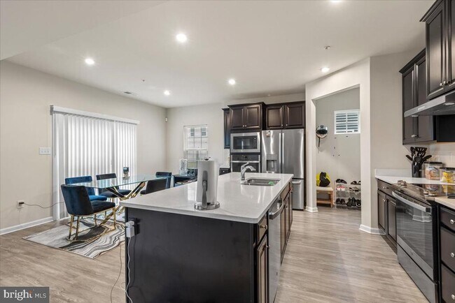 Building Photo - 9437 Rolling Green Dr
