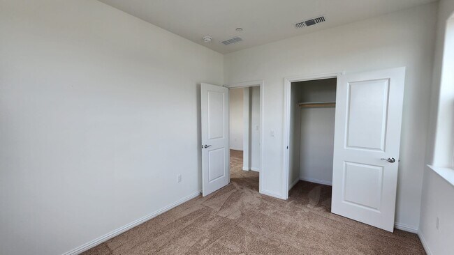 Building Photo - 1565 Pinchot Dr