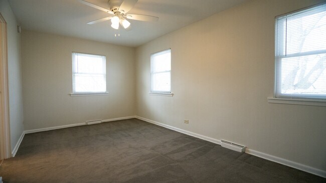 Bedroom - 140 N Washington St