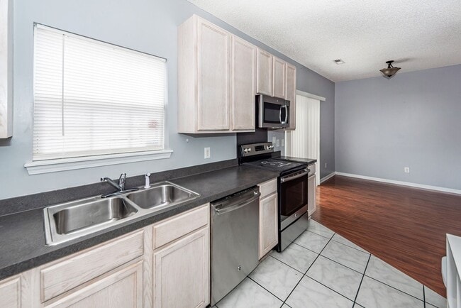 Building Photo - 3 Bedroom, 2.5 Bathroom Townhome in Lakes of Summerville - Summerville